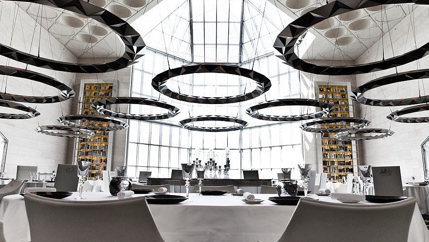 Savour the Art of Exclusive Dining in Qatar with a Stunning Companion